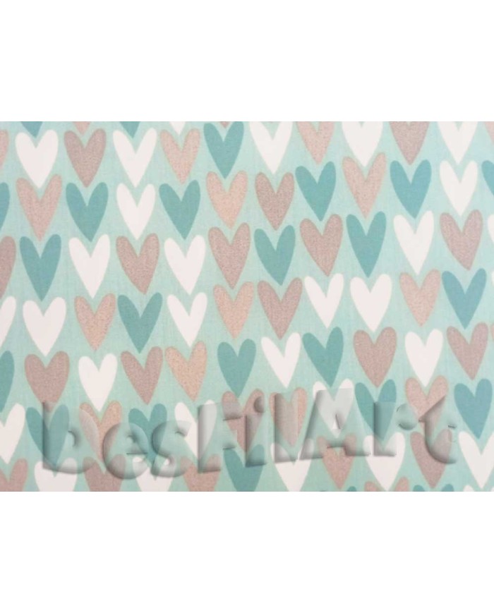 Algodón fondo verde con corazones