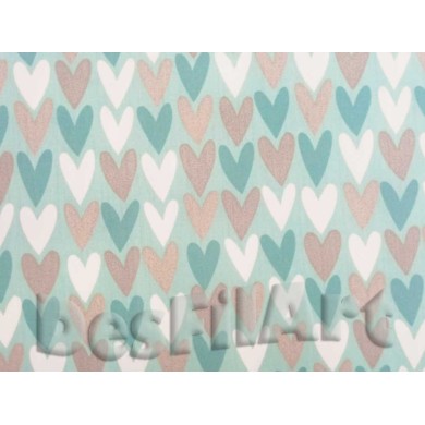 Algodón fondo verde con corazones